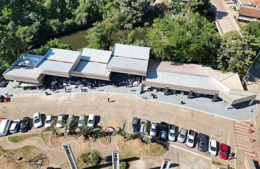 Produtores da agricultura familiar e frequentadores da tradicional feira em São Gonçalo passam a ter mais conforto e segurança com inauguração de melhorias no local