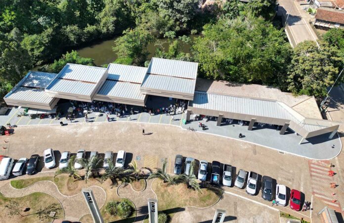 Produtores da agricultura familiar e frequentadores da tradicional feira em São Gonçalo passam a ter mais conforto e segurança com inauguração de melhorias no local