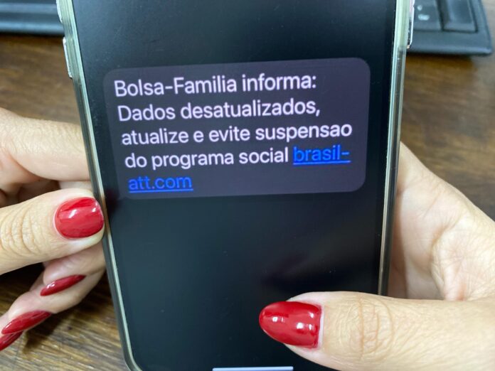 golpe Bolsa Família Bandidos têm enviado mensagens de SMS, por e-mail e pelo WhastApp para roubar dados pessoais e bancários das vítimas; Prefeitura de Ipatinga oferece canais de atendimento para esclarecer dúvidas