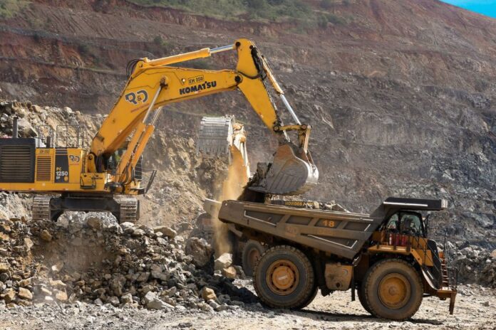 A R&D Mineração & Construção é uma empresa que busca preencher 24 vagas para motorista de caminhão fora de estrada; 1 vaga para eletricista; 3 vagas para mecânico; e 1 vagas para Auxiliar de Lubrificação