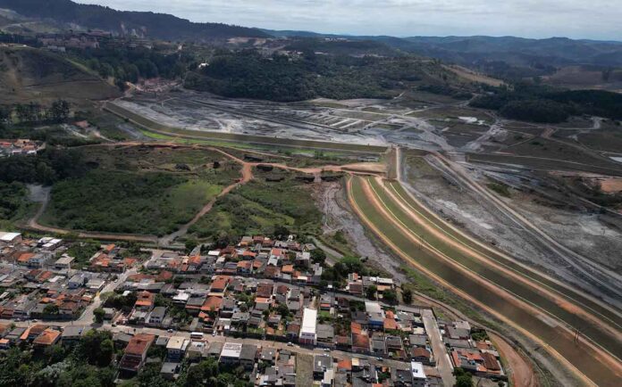Reuniões vão debater os impactos das estruturas de mineração na vida de moradores do entorno e na sua saúde; População de bairros de Itabira vive apreensão pelo descomissionamento de barragem do Sistema Pontal, da Vale