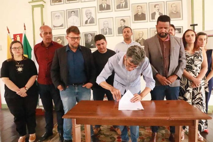 Sem Título-10 Acordo de Cooperação técnica foi firmado entre a Prefeitura e IFNMG prevendo diversas especialidades para o segundo semestre; Alunos de Conceição poderão realizar os cursos no Polo Educacional Zinah Costa Guerra