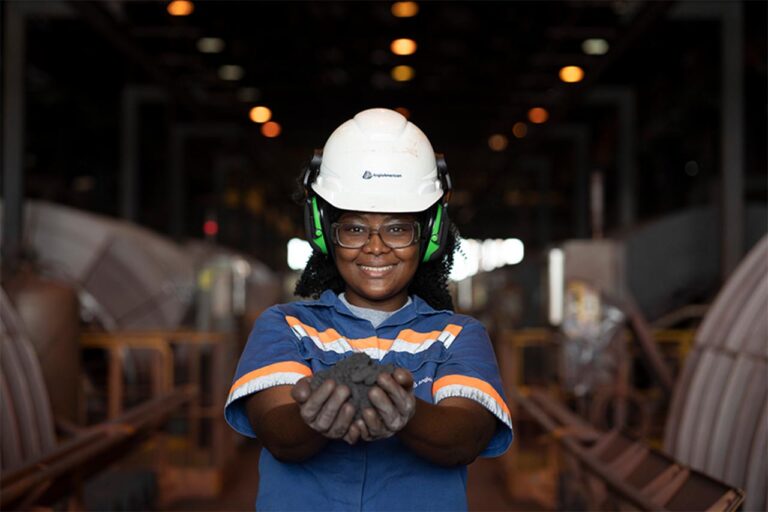 Inciativa é voltada para capacitação profissional em cursos de elétrica industrial; mecânica de máquina industrial; mecânica de equipamento móvel; e operador(a) mantenedor(a)