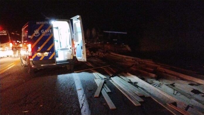 Sem Título-3 Acidente ocorreu na altura do bairro Aleixo, na área urbana da rodovia; Carga de madeira ficou espalhada às margens da BR-381