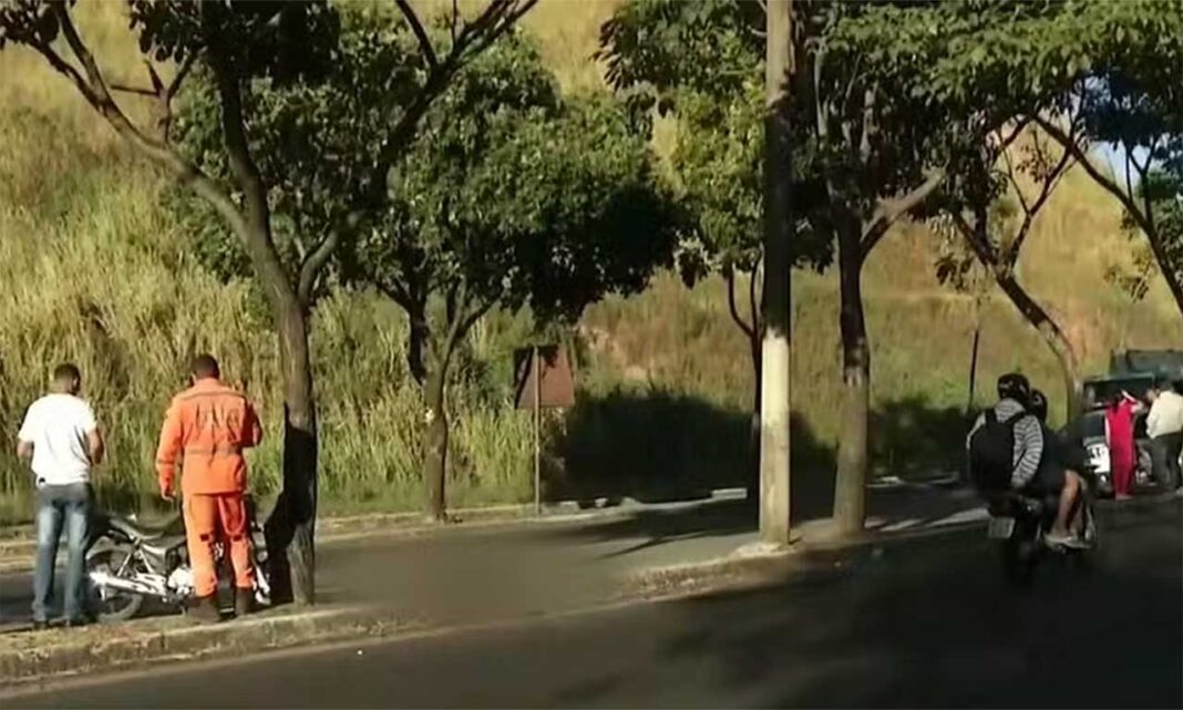 Sem Título-5 Motociclista de 22 anos se chocou com um poste; Equipes de socorro foram ao local, mas encontram vítima já sem vida no trecho urbano da BR-381