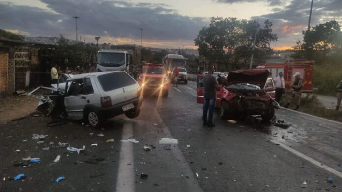 Sem Título-6 Uma jovem de 18 anos perdeu a vida e outras três pessoas ficaram feridas depois que carro caiu em ribanceira; Outras sete vítimas ficaram feridas em colisão frontal na BR-381, na saída da capital