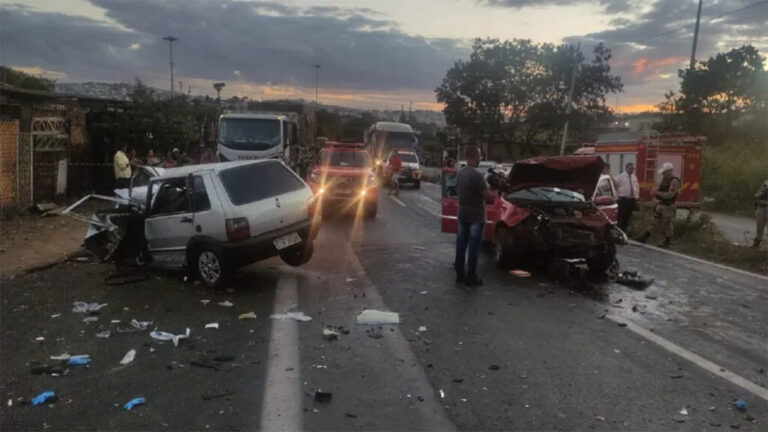 Uma jovem de 18 anos perdeu a vida e outras três pessoas ficaram feridas depois que carro caiu em ribanceira; Outras sete vítimas ficaram feridas em colisão frontal na BR-381, na saída da capital