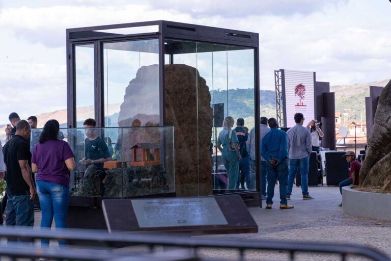 Município abrigou a primeira fábrica de ferro do país, representando o berço da siderurgia nacional; Ruínas foram revitalizadas pela Anglo American