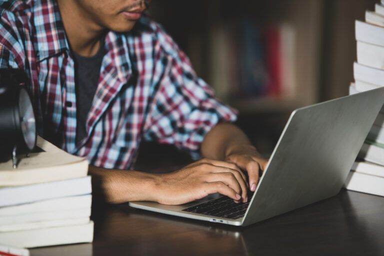 Estudantes interessados nas oportunidades de cursos técnicos oferecidas pela Utramig devem estar matriculados no 1º ou 2º ano do ensino médio
