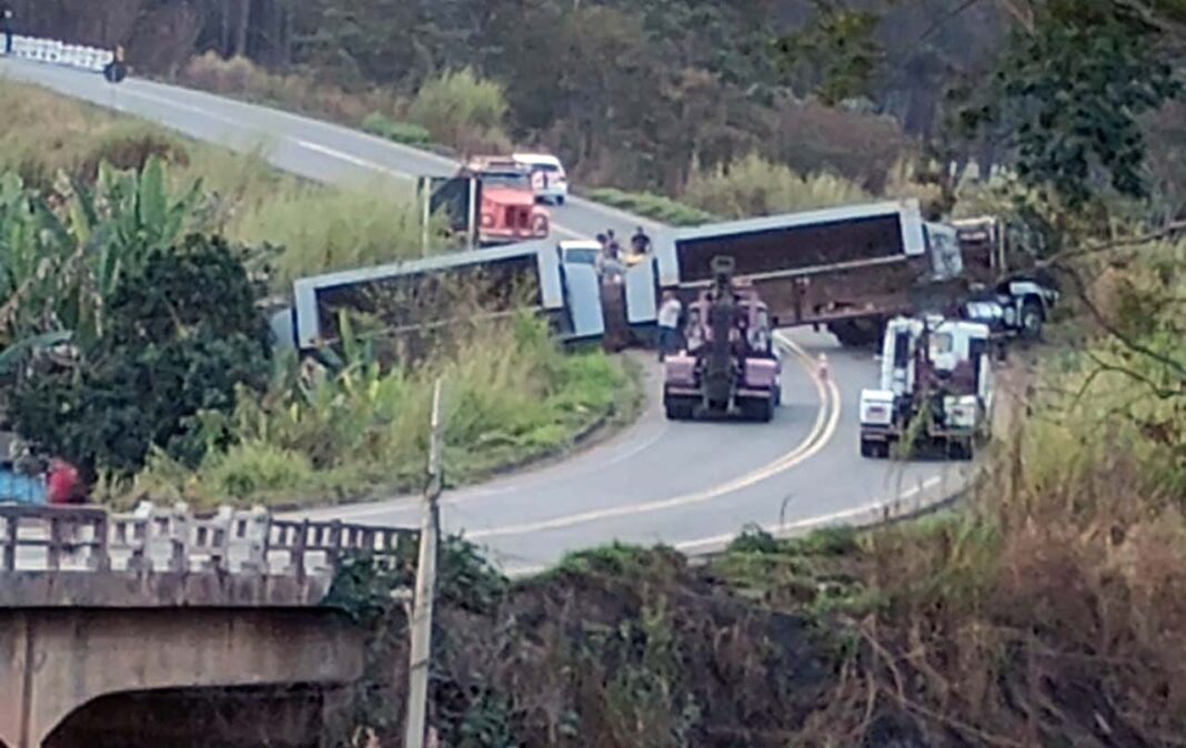 1 Motoristas precisaram desviar por rotas alternativas enquanto o veículo de carga não era retirado; BR-381 ainda seria fechada para detonação de rochas nesta quarta-feira, mas serviço foi transferido para o próximo sábado