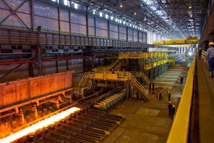 Concorrência desleal com o produto do gigante asiático vem impactando balança comercial e obrigando empresas e governo a saírem da zona de conforto; Mercado do aço se anima com anúncio de investimentos