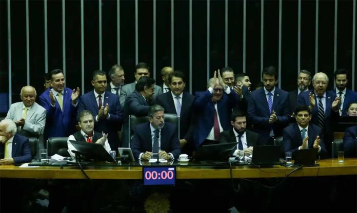 Texto segue para análise do Senado; Por meio de destaque, carne foi incluída como item da cesta básica na Reforma Tributária