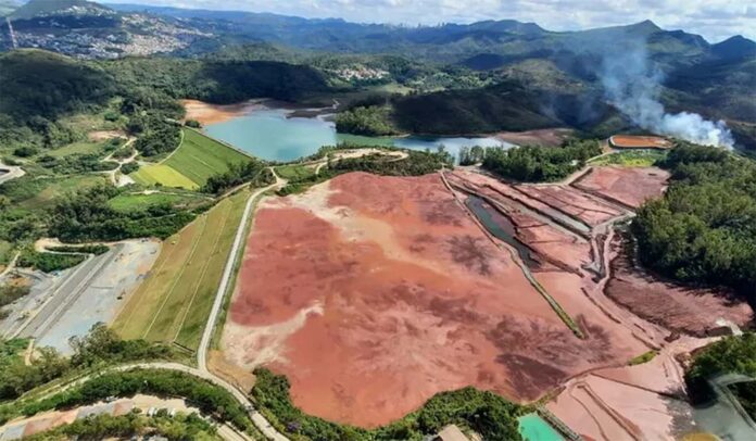 Estruturas do Complexo de Queiroz, localizado em Noval Lima, devem ser descaracterizadas no menor tempo possível; AngloGold Ashanti passou a adotar disposição a seco de rejeitos