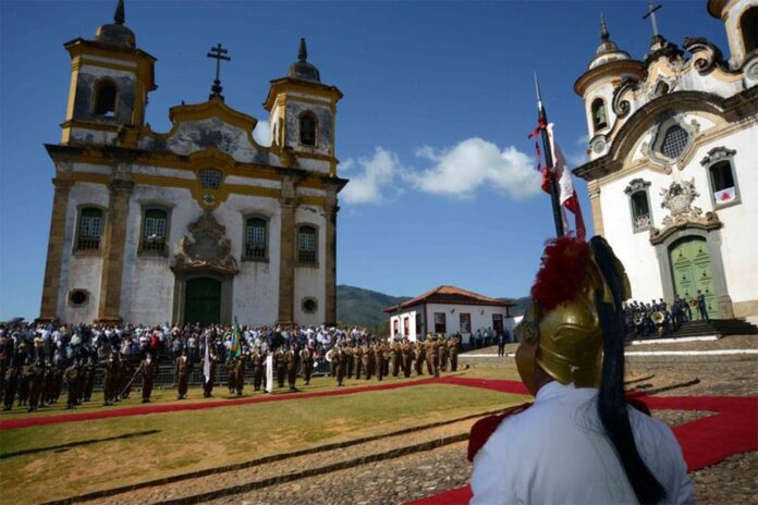 Nesta data a capital de Minas Gerais é transferida simbolicamente a Mariana, município que comemora 328 anos neste ano e foi a primeira capital oficial do Estado