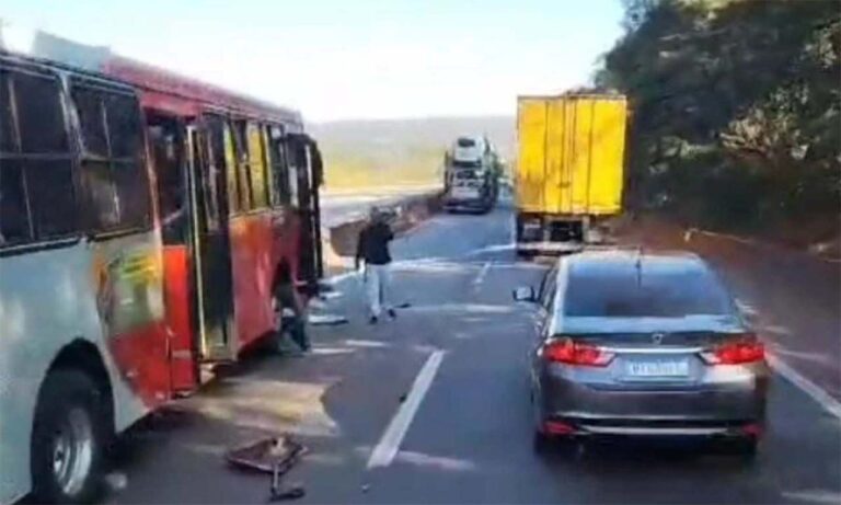 Acidente entre ônibus metropolitano e carreta deixa vários feridos na BR-381, em Brumadinho Acidente entre ônibus metropolitano e carreta deixa vários feridos na BR-381, em Brumadinho