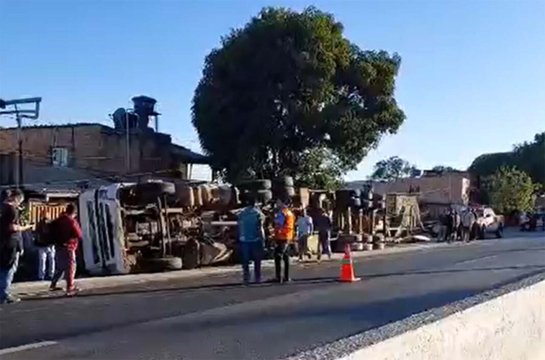 Sem Título-10 Trânsito no local ficou interditado nos dois sentidos durante a manhã para remoção do veículo de carga; Motorista da carreta dormiu ao volante