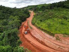 Empresa responsável recomenda que motoristas busquem rotas alternativa; Asfaltamento do trecho vai melhorar qualidade de vida da população rural e possiblitar ligação rápida da BR-381 ao município