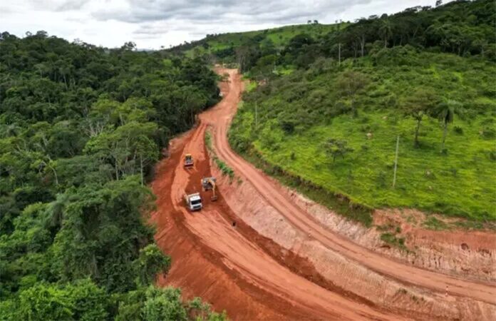 Sem Título-11 Empresa responsável recomenda que motoristas busquem rotas alternativa; Asfaltamento do trecho vai melhorar qualidade de vida da população rural e possiblitar ligação rápida da BR-381 ao município