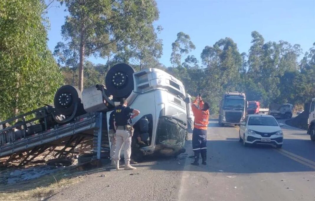 Sem Título-12 Vítimas foram socorridas e encaminhadas para o Hospital Margarida em João Monlevade, uma delas em estado grave; Carreta com placa do Espírito Santo viajava sentido Belo Horizonte quando se acidentou