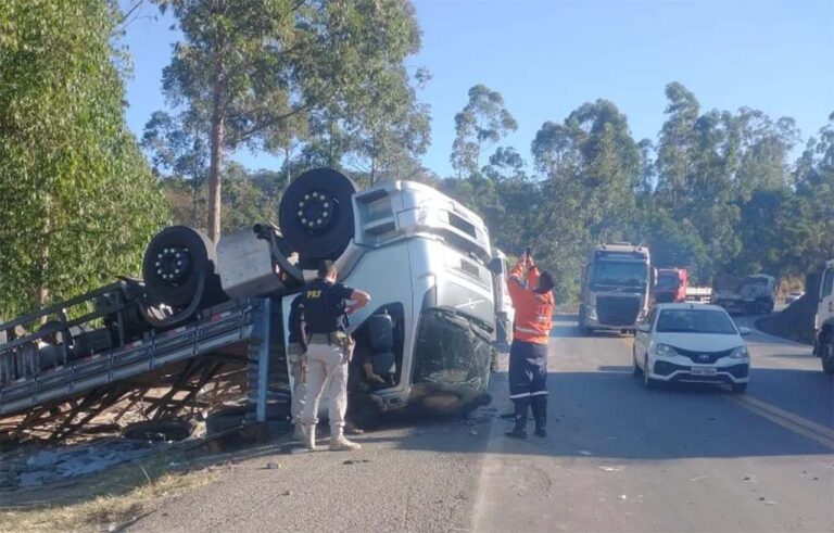 Vítimas foram socorridas e encaminhadas para o Hospital Margarida em João Monlevade, uma delas em estado grave; Carreta com placa do Espírito Santo viajava sentido Belo Horizonte quando se acidentou