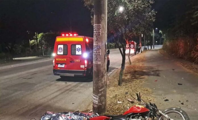 Vítima de 35 anos se chocou contra um poste, próximo ao Shopping Vale do Aço, às margens da BR-381  