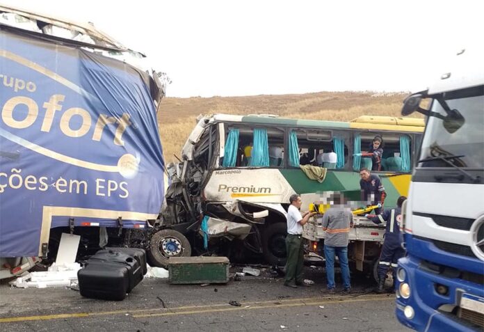 Sem Título-2 Colisão frontal ocorreu na altura do KM 363 da rodovia, em Frei Inocêncio; BR-381 também registrou acidente grave, em Belo Oriente