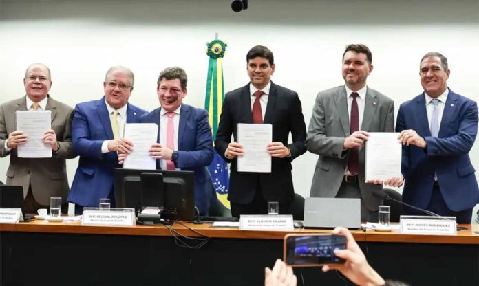Sem Título-29 Proposta prevê alíquota maior aplicada em produtos prejudiciais à saúde, como cigarros e bebidas alcoólicas, e ao meio ambiente, como produtos da mineração; Reforma Tributária pode ser votada na próxima semana