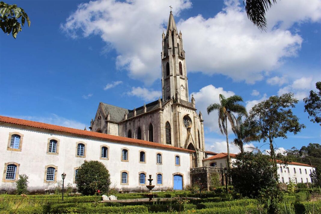 Com 250 anos completados recentemente, Santuário é um dos marcos históricos de Minas Gerais e abriga uma vasta biodiversidade em sua reserva natural