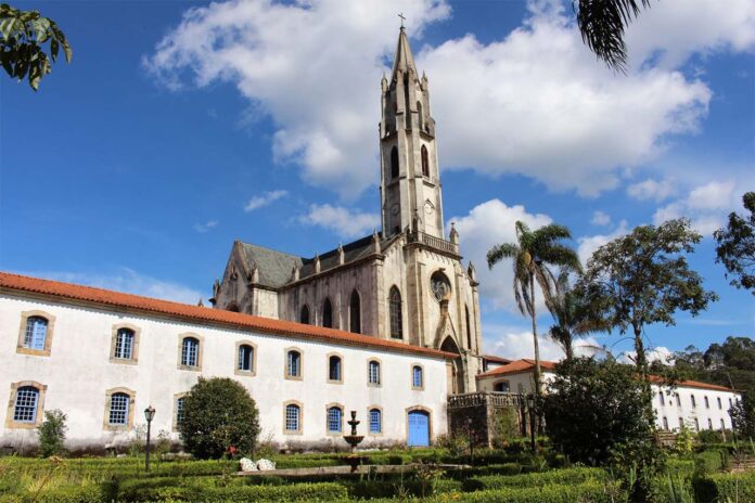 Sem Título-3 Com 250 anos completados recentemente, Santuário é um dos marcos históricos de Minas Gerais e abriga uma vasta biodiversidade em sua reserva natural