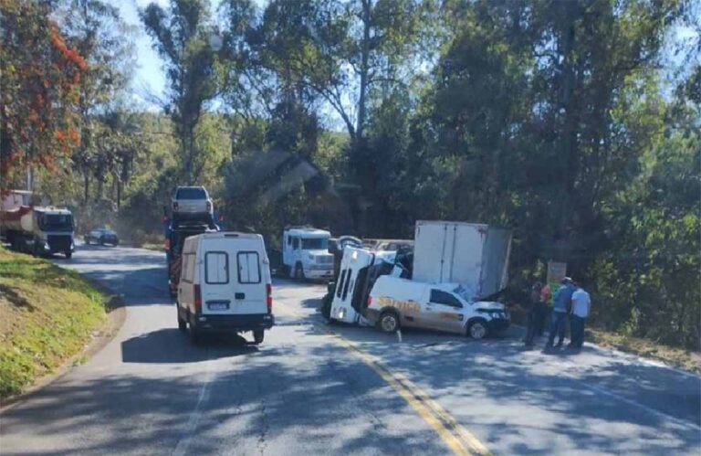 Vídeo mostra veículo de carga atingindo caminhão baú e um menor utilitário; Acidente ocorreu na altura do KM 371 da BR-381