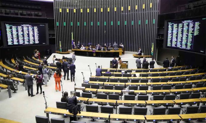 Com 335 página e 511 artigos, texto que regulamenta os novos impostos manteve regras para cashback aos mais pobres; Reforma Tributária já está pautada para a tarde