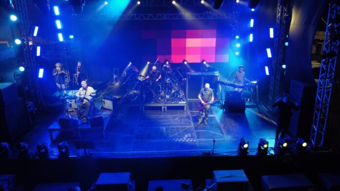 Evento teve apresentações de artistas consagrados como Ana Cañas, Maria Rita, Los Sebosos Postizos e Paralamas do Sucesso; Festival também teve relatos de problemas de logística