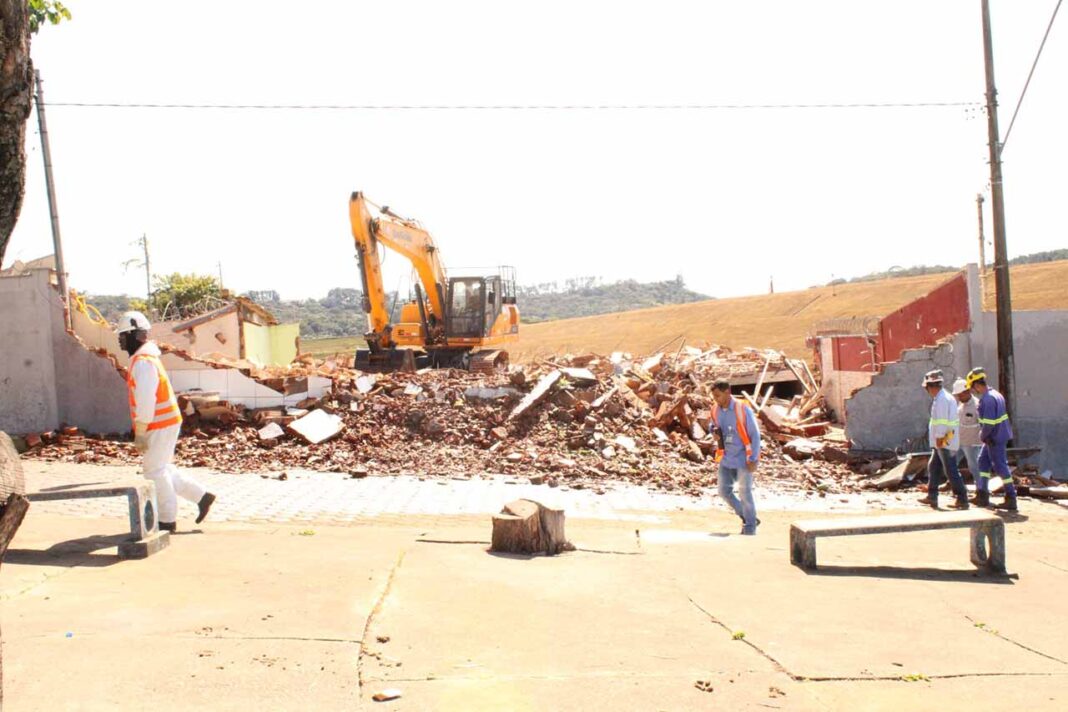 Operação faz parte do processo de descomissionamento da barragem do Sistema Pontal; Vídeo gravado por morador mostra momento da demolição