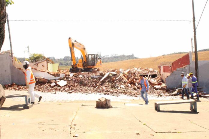 Operação faz parte do processo de descomissionamento da barragem do Sistema Pontal; Vídeo gravado por morador mostra momento da demolição