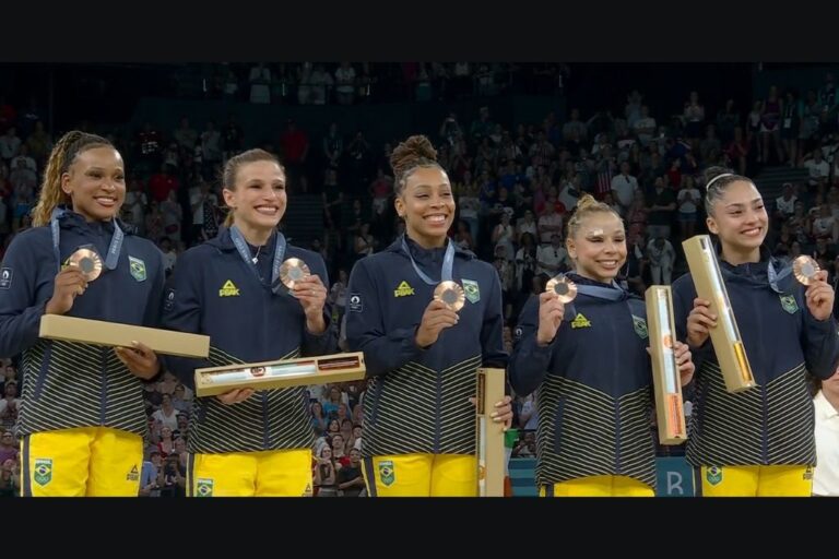 O time formado por Rebeca Andrade, Flávia Saraiva, Jade Barbosa, Julia Soares e Lorrane Oliveira conquistou o bronze olímpico inédita durante sua apresentação na Bercy Arena, em Paris. Elas dividiram o pódio com EUA e Itália.