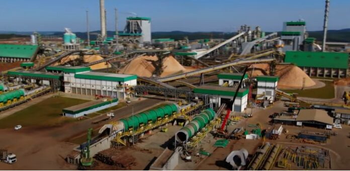 Klabin conta com 23 unidades no Brasil e uma na Argentina, com capacidade para produzir anualmente 2,1 milhões de toneladas de papel e 1,6 milhão de toneladas de celulose; Saiba como se candidatar às vagas