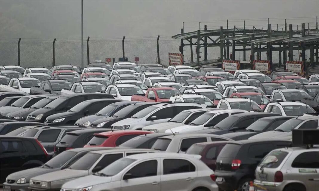 Setor automotivo impulsionou alta no último ano; No entanto, produção industrial teve recuo de 1,4% em junho, comparado com o mês anterior