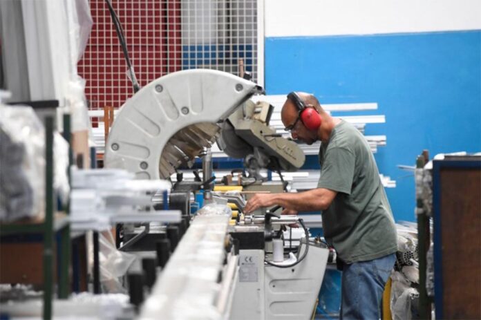 Dados divulgados pelo IBGE apontam crescimento de 3,3% em relação ao mesmo período de 2023; Governo comemora crescimento da Indústria e prevê PIB de 2,8% ao final do ano