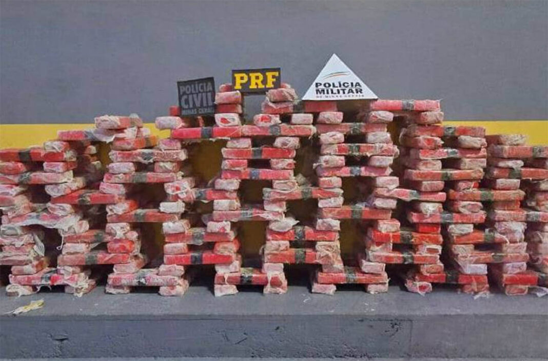 Homem de 24 anos transportava 265 barras da droga pela BR-381 e foi interceptado na altura de Antônio Dias após investigações