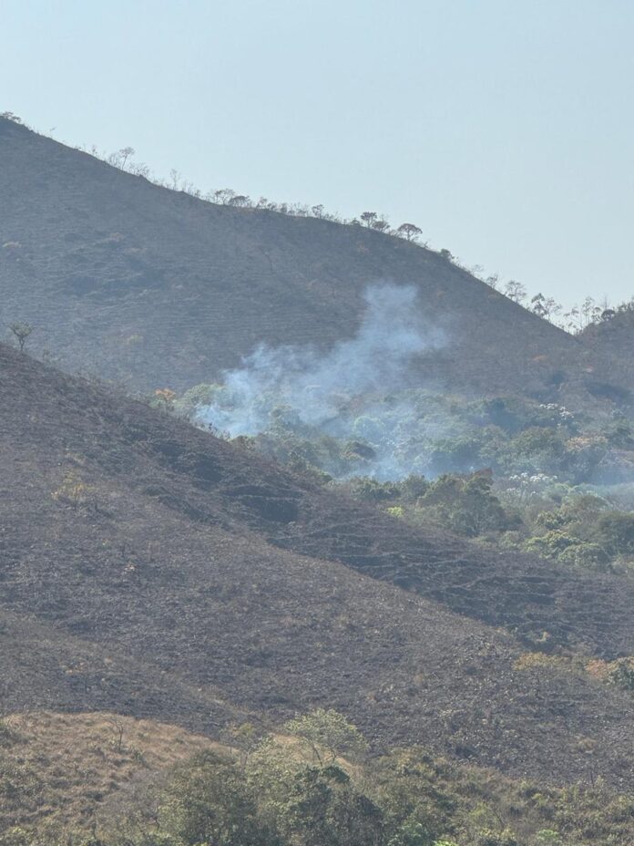 O Cidades & Minerais conversou com moradores de Nova Lima que relataram que os focos de incêndio ainda permanecem