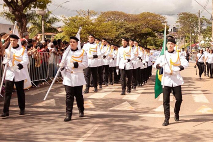 Com expectativa de reunir mais de 2500 pessoas, o desfile de 7 de setembro em Itabira contará com alunos das redes de ensino municipal, estadual e privada. Transita vai alterar o trânsito para a realização do evento.
