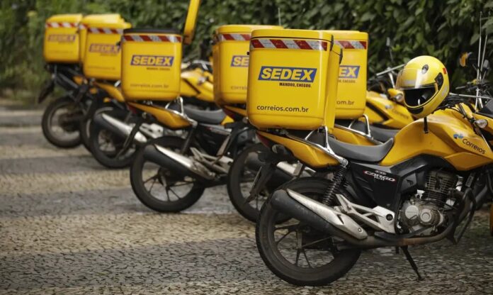 Salário inicial para agente de Correios é de R$ 2.429,26 e para analista de Correios, de R$ 6.872,48