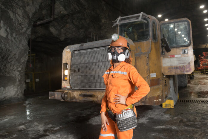 AngloGold Ashanti Para iniciar a candidatura, os interessados devem se registrar no portal de carreiras da AngloGold Ashanti e ver as vagas disponíveis