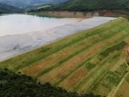 Vídeos que circulam nas internet mostram o desespero dos moradores da cidade após o acionamento indevido das sirenes da barragem da AngloGold