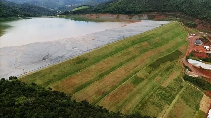 Vídeos que circulam nas internet mostram o desespero dos moradores da cidade após o acionamento indevido das sirenes da barragem da AngloGold