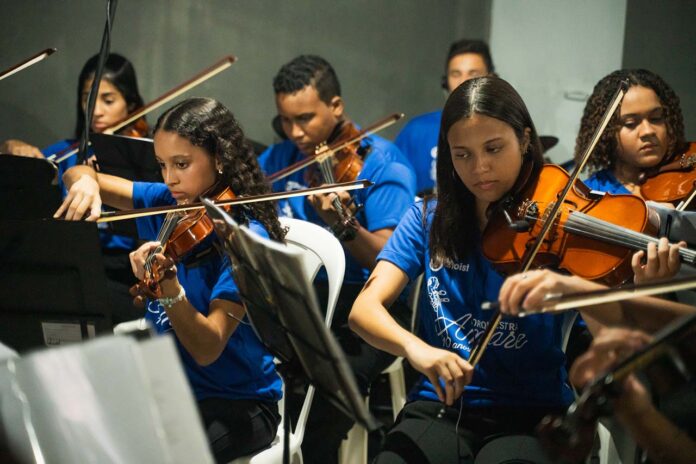 Apresentações gratuitas levarão ao público repertório popular e clássico; Orquestra fundada em Matozinhos estará também em Arcos, no final do mês