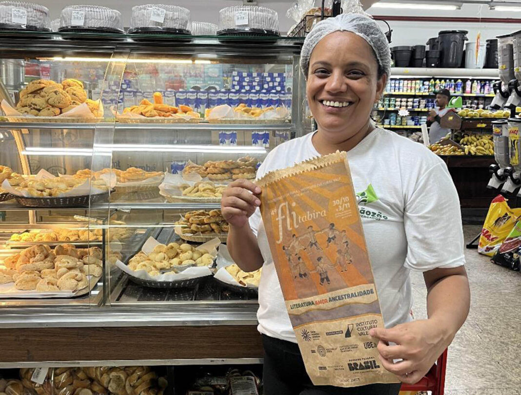 Projeto Pão e Poesia mobiliza padarias e supermercados da cidade com a distribuição de poemas nas embalagens; Ação com os estabelecimentos antecede a realização do festival