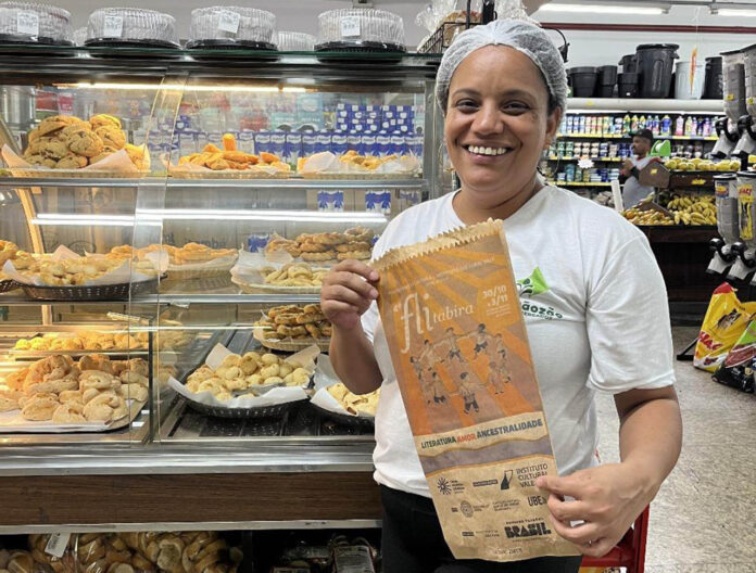 Pão e poesia com Daniela Silva - Fotografo_ João Pedro Guerra Reis Projeto Pão e Poesia mobiliza padarias e supermercados da cidade com a distribuição de poemas nas embalagens; Ação com os estabelecimentos antecede a realização do festival