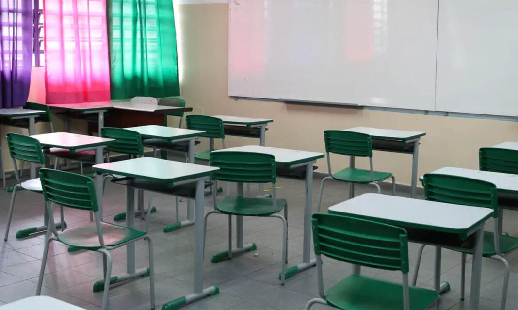 Pais e responsáveis por alunos da Educação Infantil devem comparecer à Secretaria de Educação; Cadastro para os Ensinos Fundamental e Médio deve ser feito pela internet