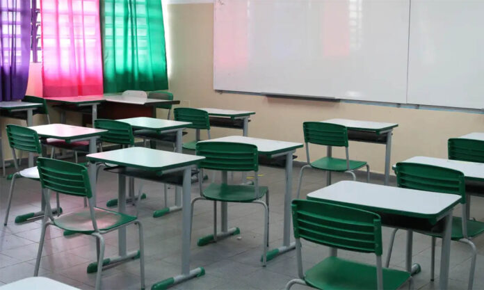 Pais e responsáveis por alunos da Educação Infantil devem comparecer à Secretaria de Educação; Cadastro para os Ensinos Fundamental e Médio deve ser feito pela internet